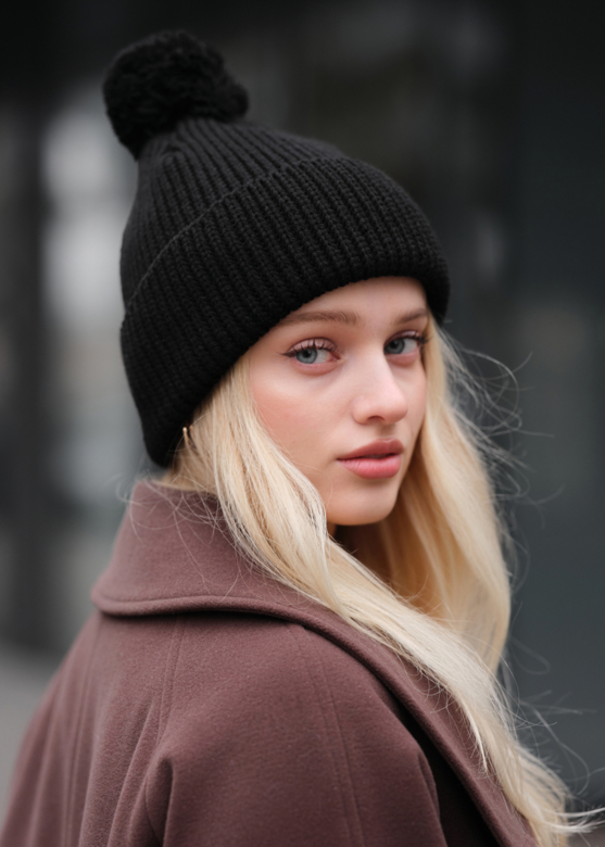 pomponページ Зимова шапка жіноча Staff pompon black чорна з відворотом з