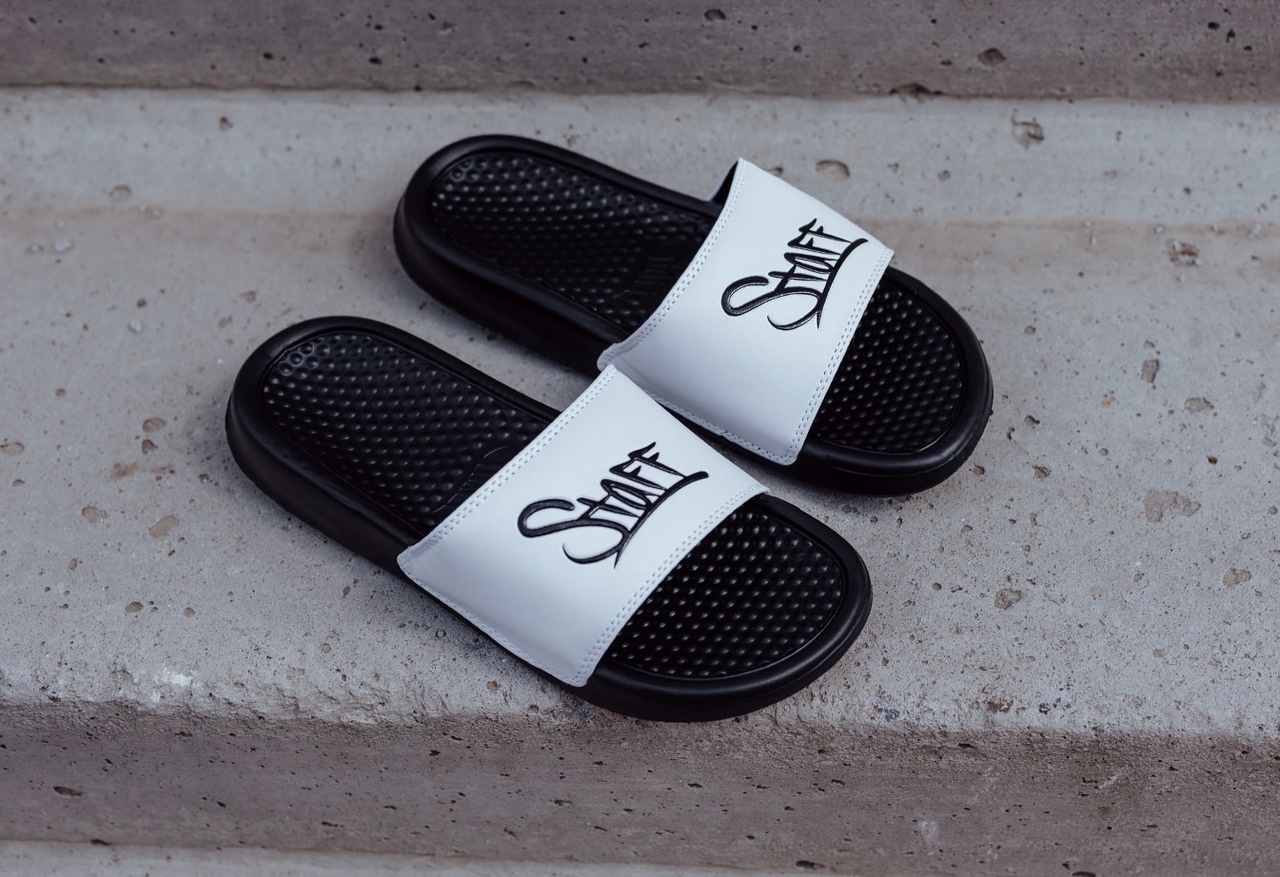 Тапки чоловічі Staff white & black logo чорно-білі з логотипом купити