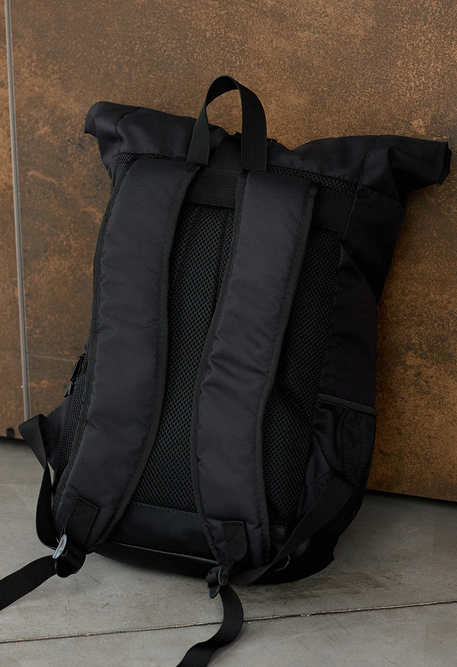 Рюкзак мішок Staff rolltop 22L all black чорний еко шкіра