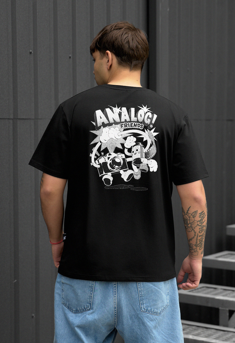 Чоловіча футболка Staff friends чорна з надписом недорога з