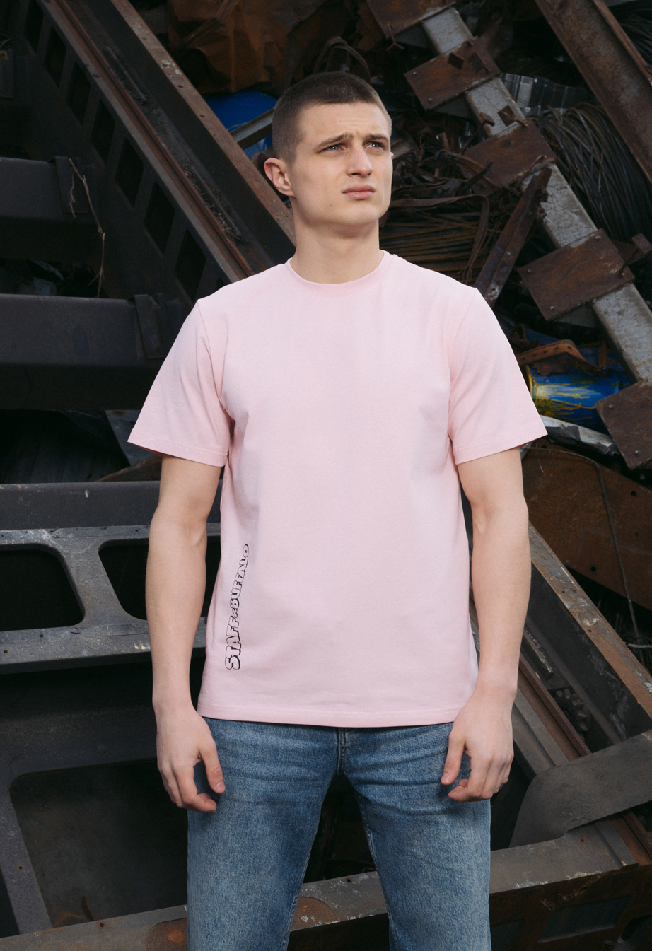 Футболка Staff x Buffalo 1 pink кольору пудри з надписом з принтом