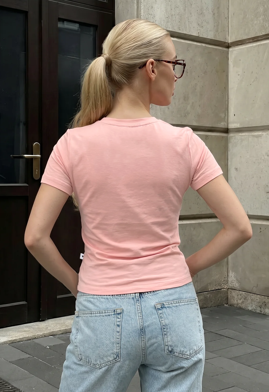 Футболка жіноча Staff bit peach персикового кольору напівприталена